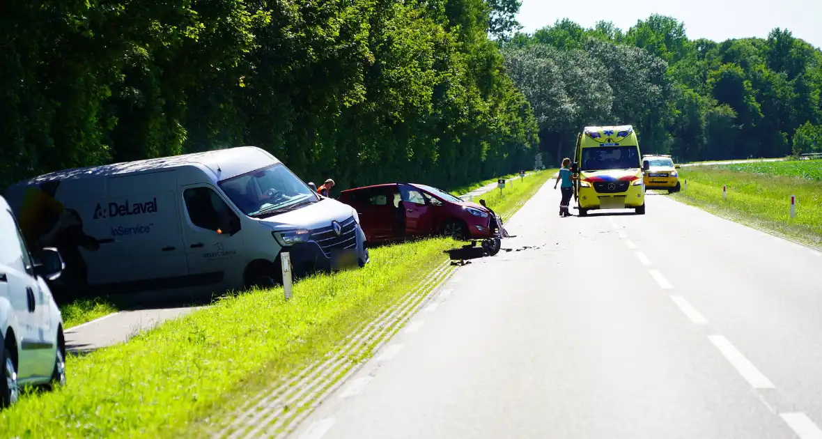 Voertuigen zwaar beschadigd na aanrijding - Foto 1
