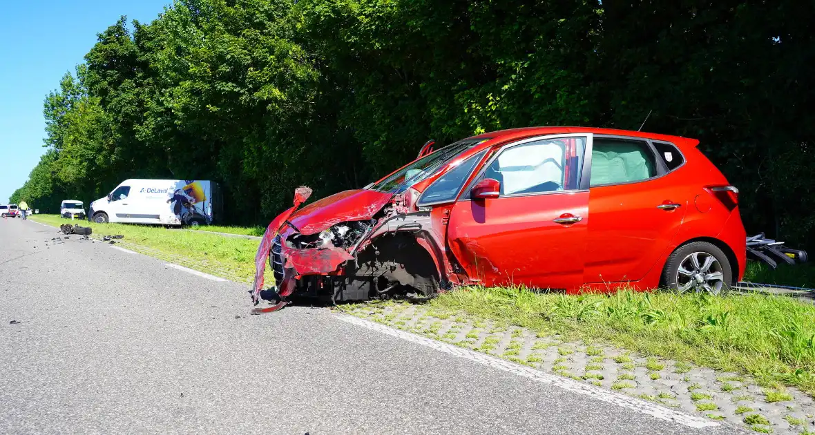 Voertuigen zwaar beschadigd na aanrijding - Foto 10