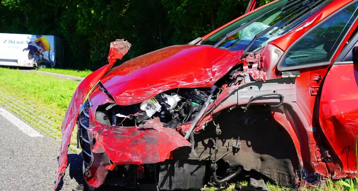 Voertuigen zwaar beschadigd na aanrijding - Foto 11