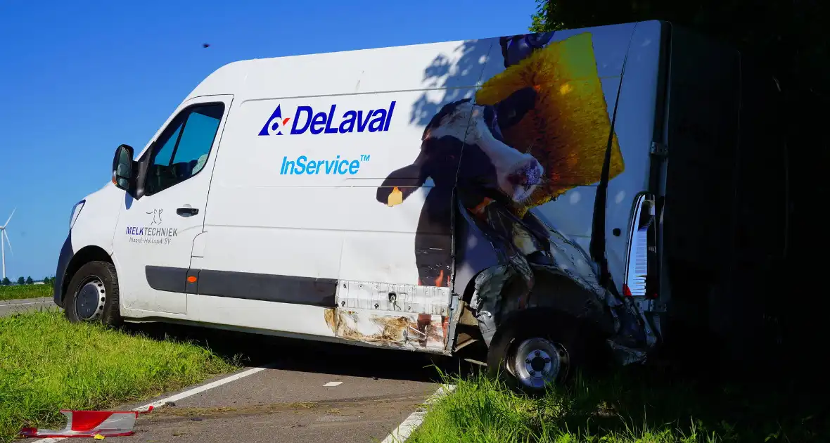 Voertuigen zwaar beschadigd na aanrijding - Foto 12