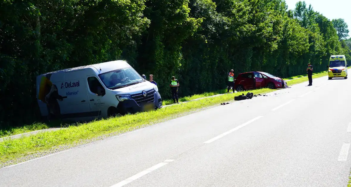 Voertuigen zwaar beschadigd na aanrijding - Foto 3
