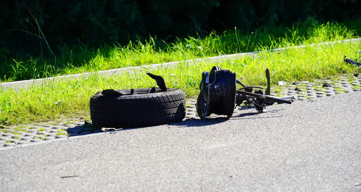 Voertuigen zwaar beschadigd na aanrijding - Foto 4
