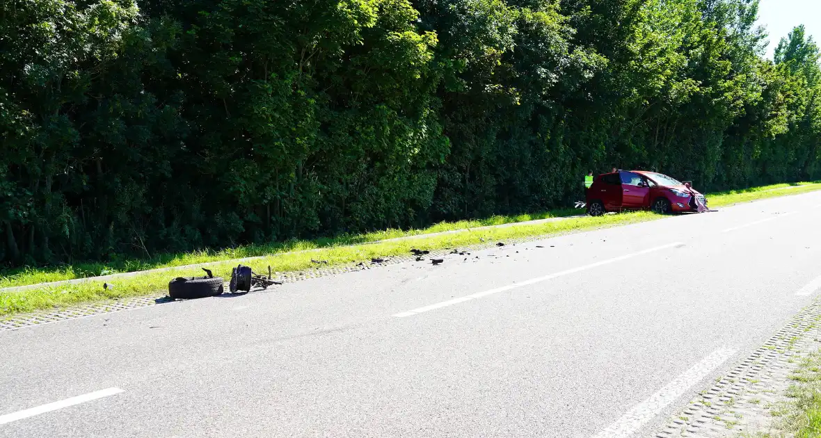 Voertuigen zwaar beschadigd na aanrijding - Foto 5