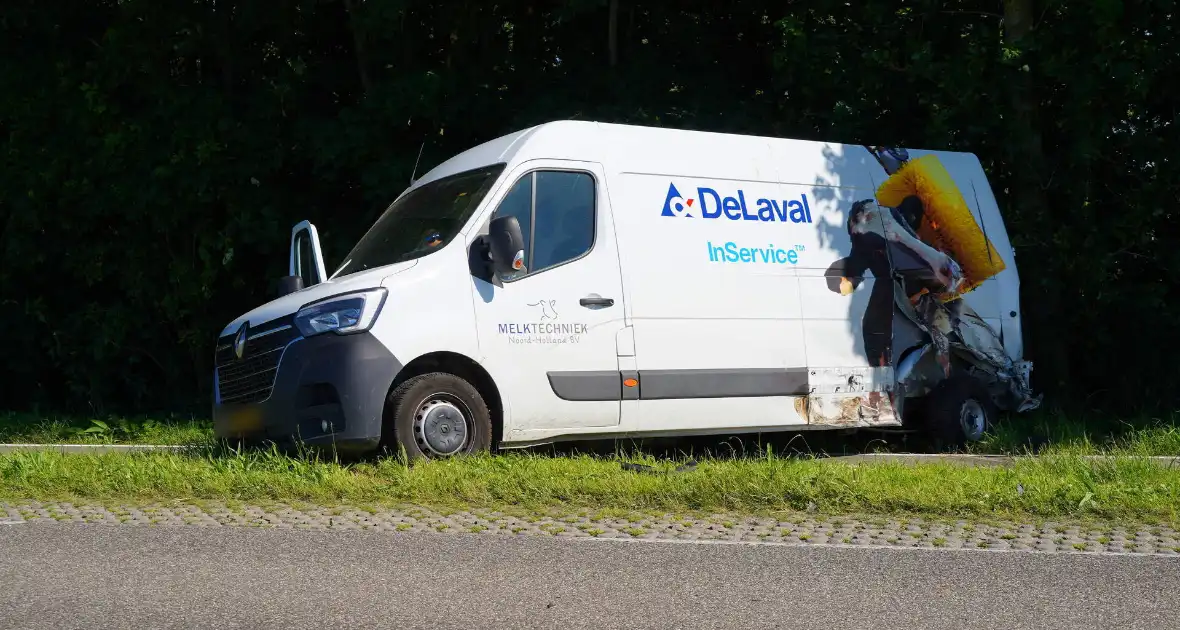 Voertuigen zwaar beschadigd na aanrijding - Foto 6