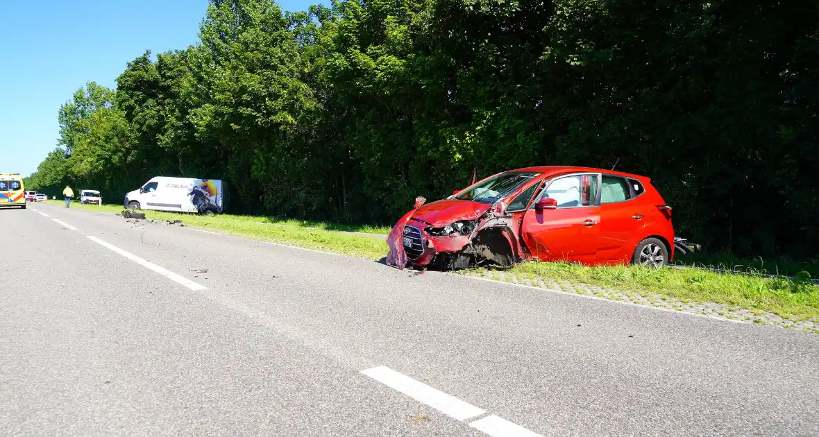 Voertuigen zwaar beschadigd na aanrijding - Foto 7