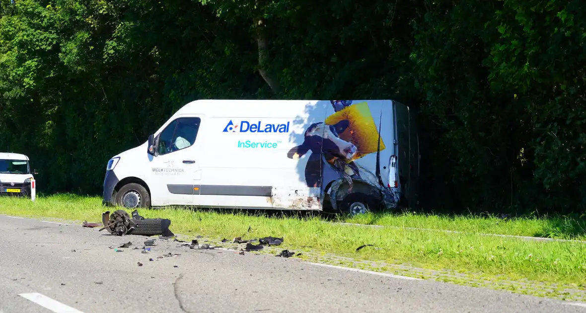 Voertuigen zwaar beschadigd na aanrijding - Foto 8