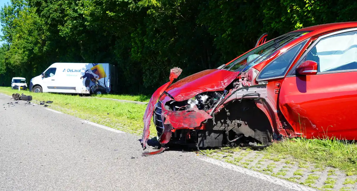 Voertuigen zwaar beschadigd na aanrijding - Foto 9