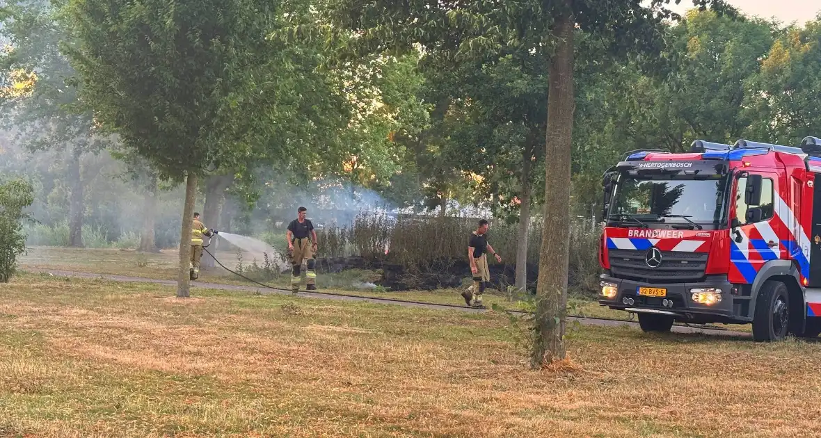 Brandweer blust bermbrand