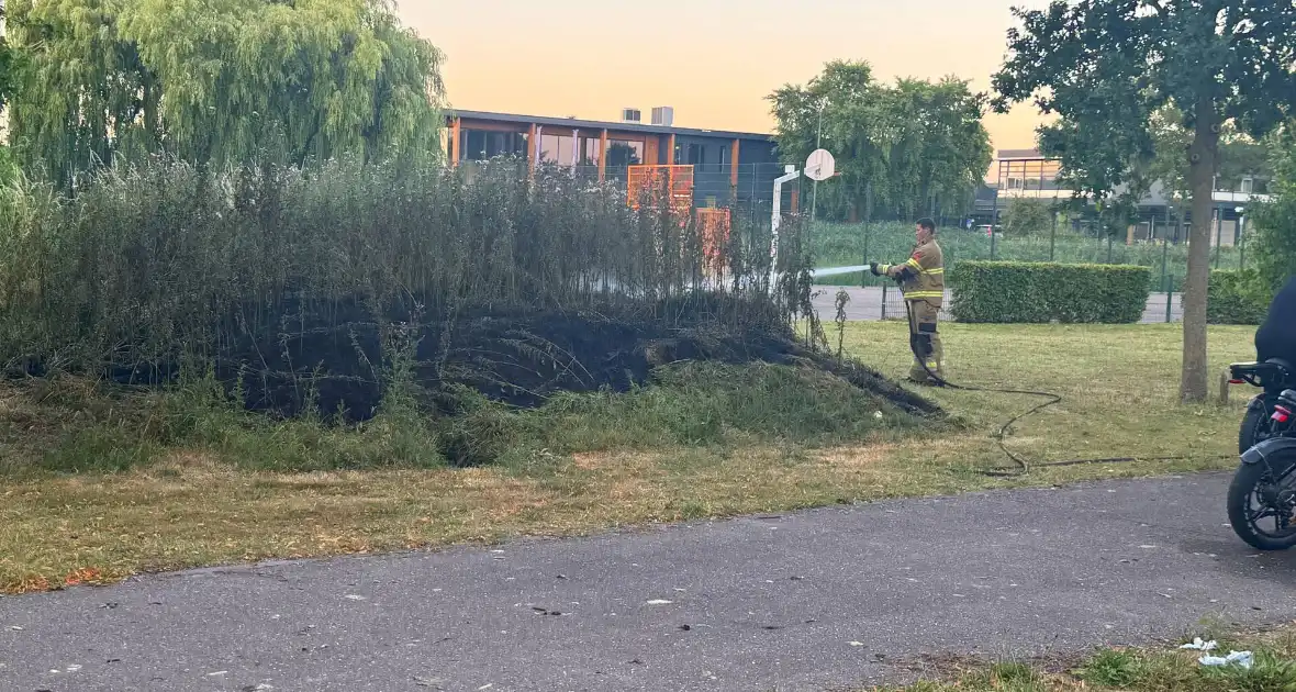 Brandweer blust bermbrand - Foto 3