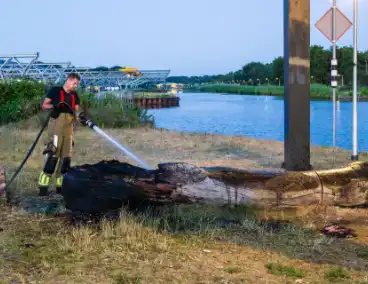 Mogelijke brandstichting bij boomstronk