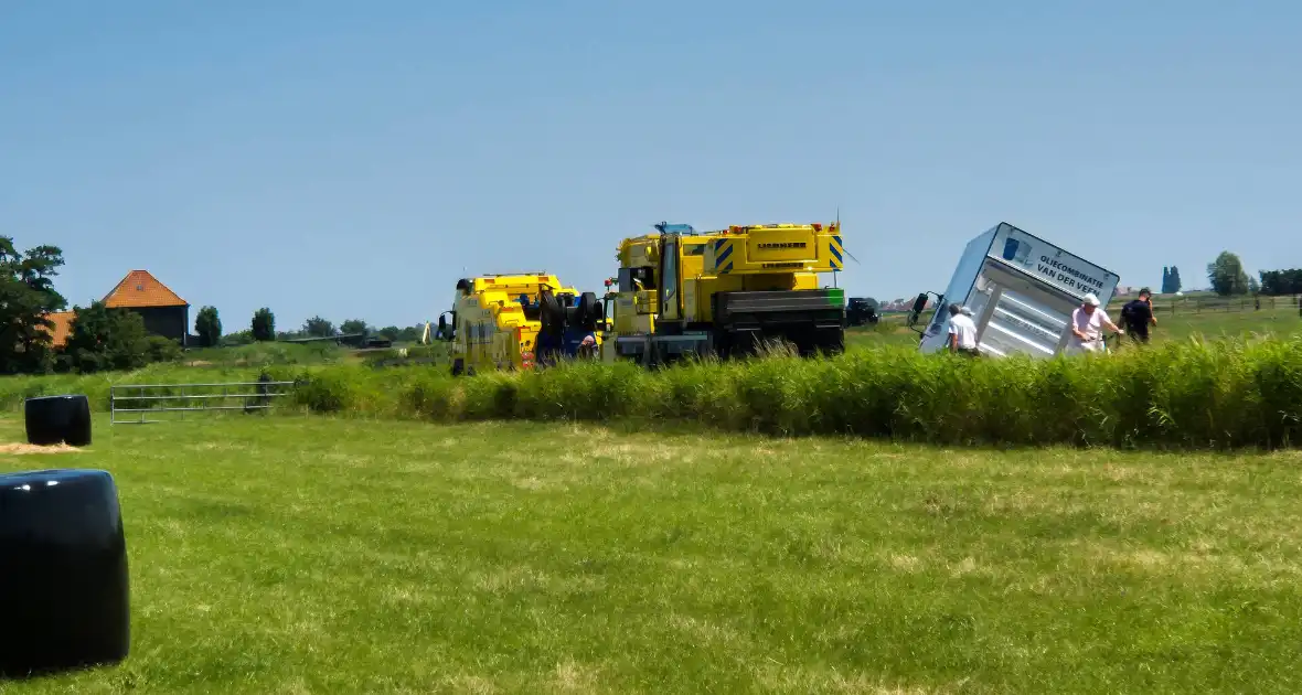 Complexe berging van vrachtwagen met olie - Foto 1