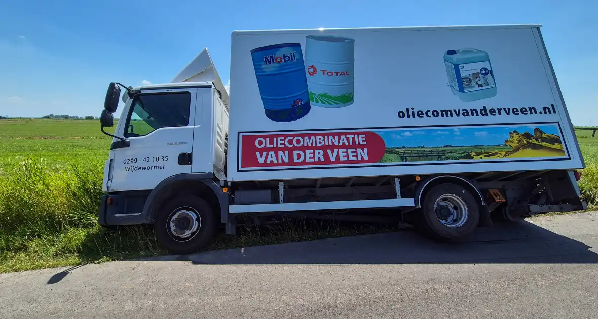 Complexe berging van vrachtwagen met olie - Foto 2