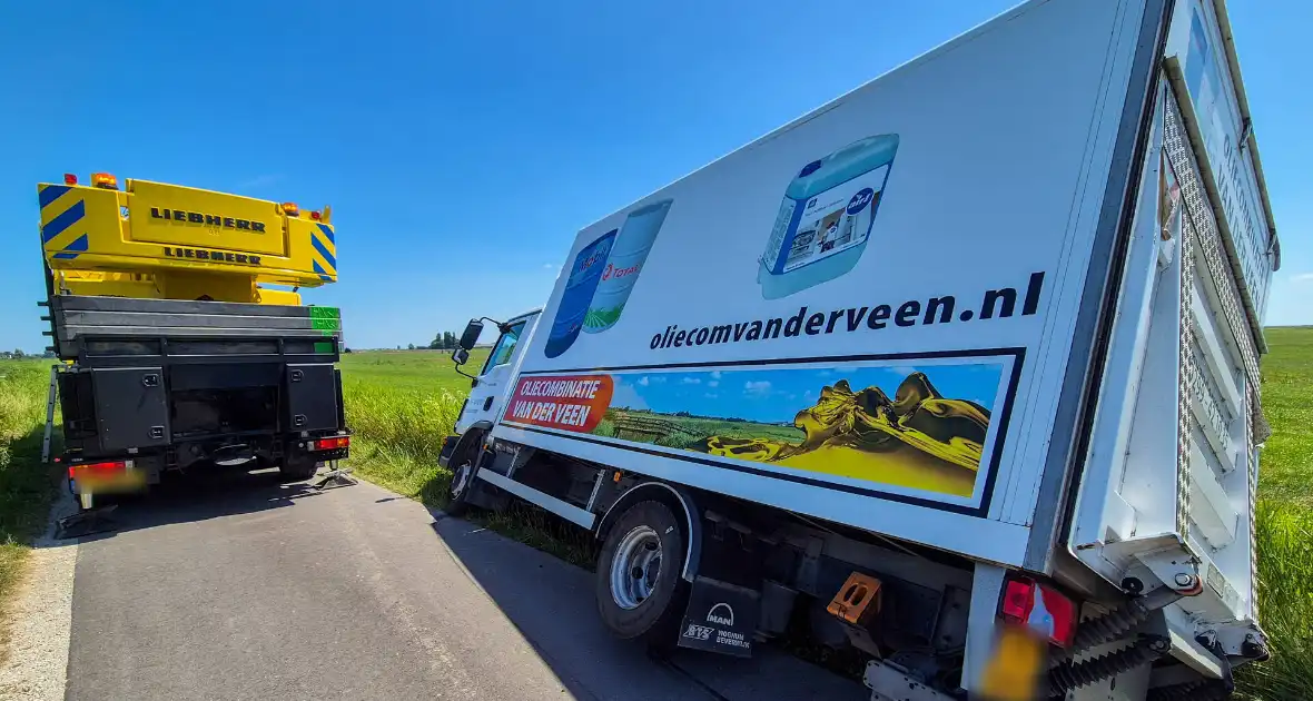 Complexe berging van vrachtwagen met olie - Foto 3