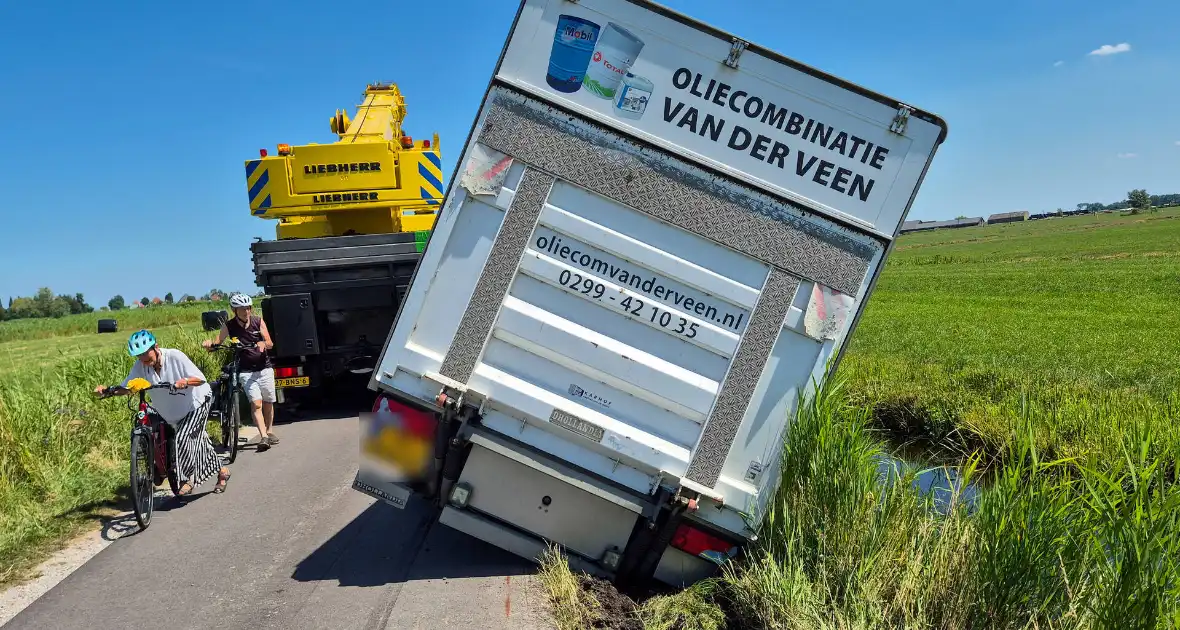 Complexe berging van vrachtwagen met olie - Foto 4