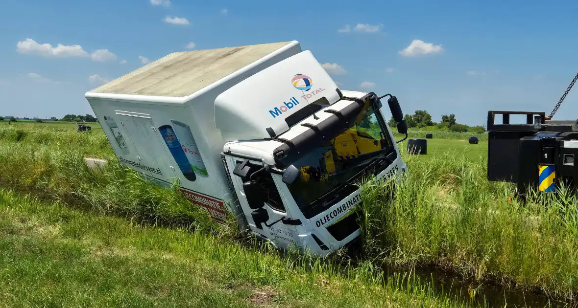 Complexe berging van vrachtwagen met olie - Foto 5