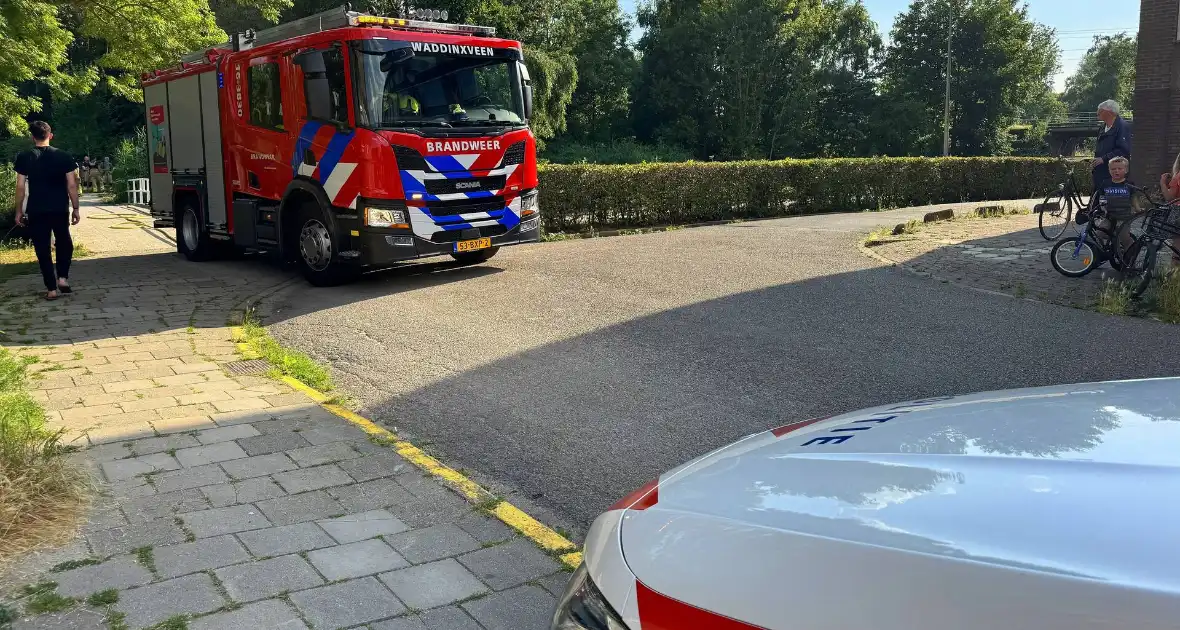 Omstander helpt brandweer met blussen van brand in bosschage - Foto 2
