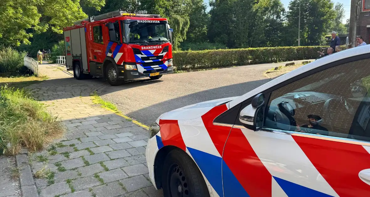 Omstander helpt brandweer met blussen van brand in bosschage - Foto 5