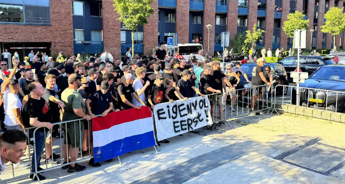 Demonstratie tegen AZC wegens zedendelict - Foto 1