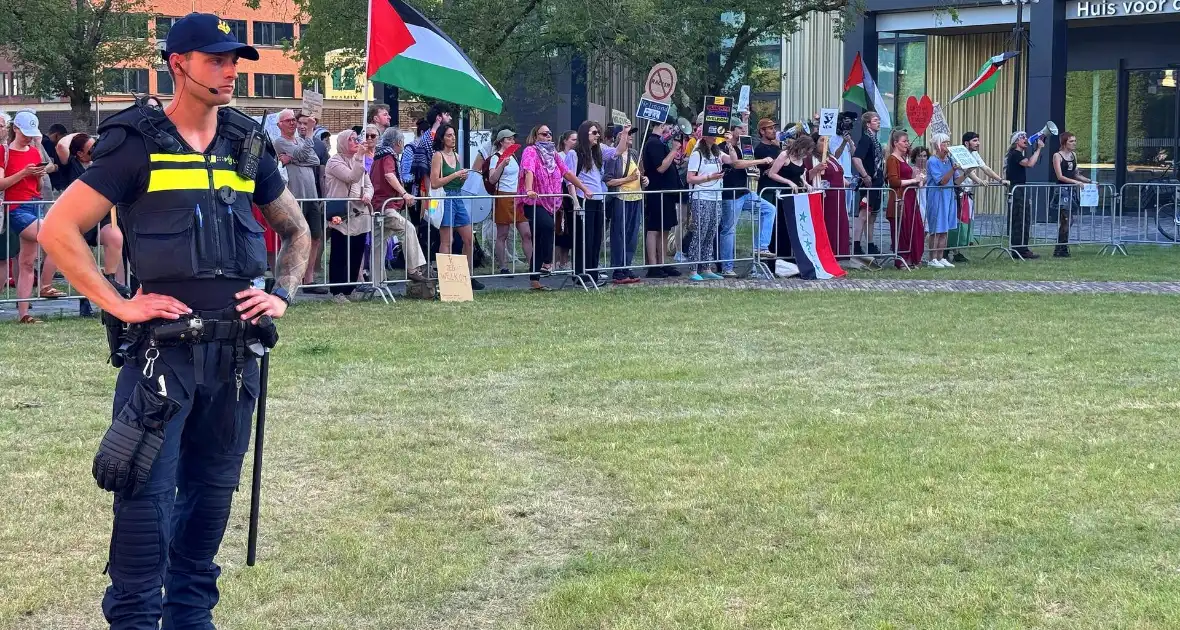 Demonstratie tegen AZC wegens zedendelict - Foto 5