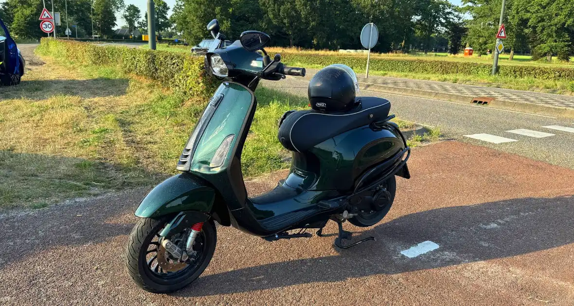 Scooter botst met auto tijdens oversteken