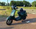 Scooter botst met auto tijdens oversteken