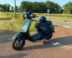 Scooter botst met auto tijdens oversteken