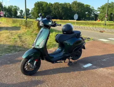 Scooter botst met auto tijdens oversteken