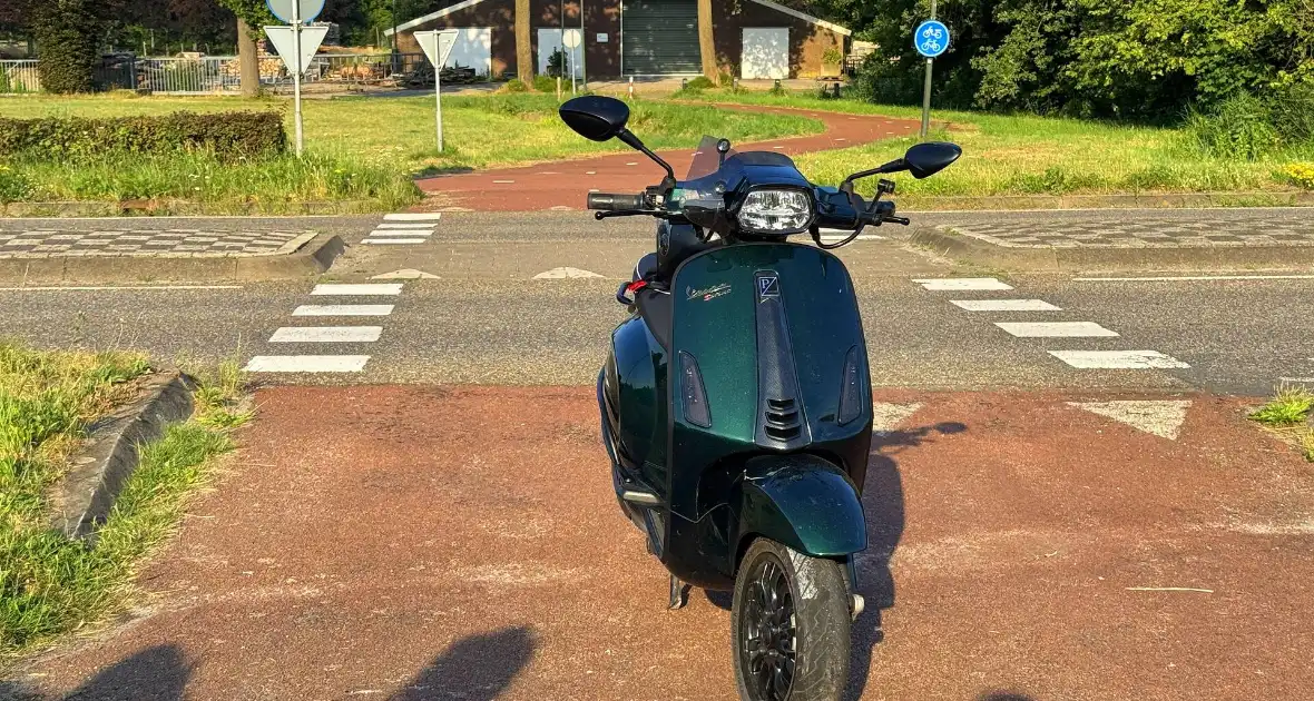 Scooter botst met auto tijdens oversteken - Foto 3