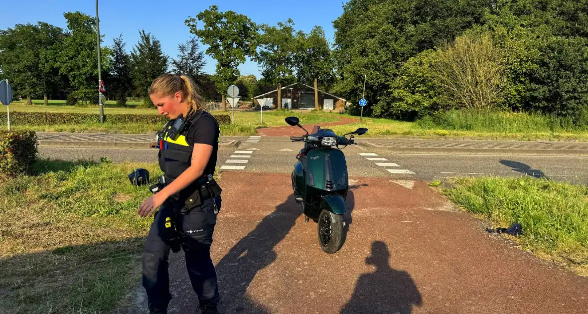 Scooter botst met auto tijdens oversteken - Foto 4