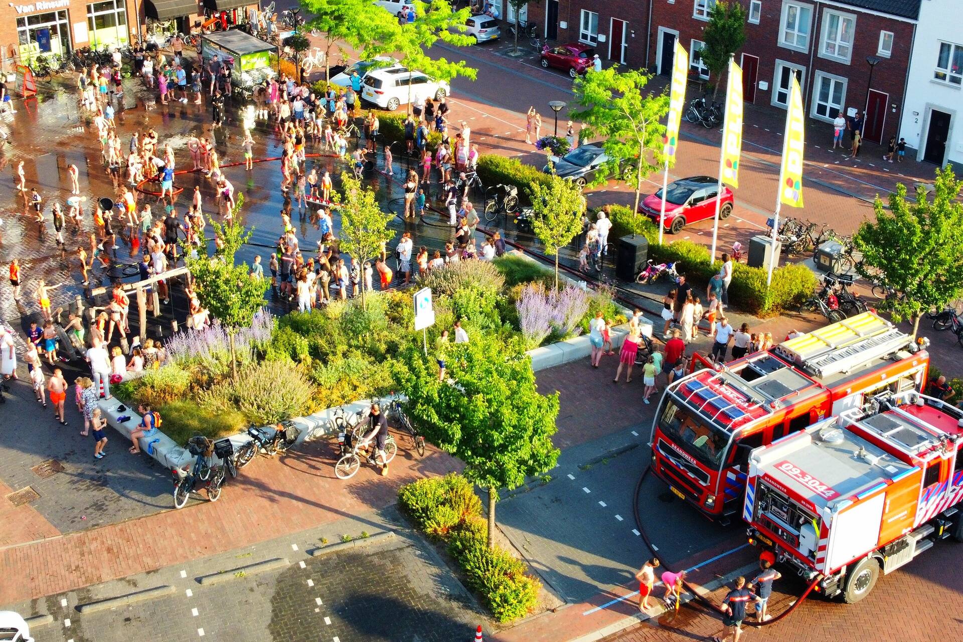 Brandweer vermaakt kinderen met waterfestijn