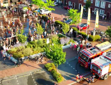 Brandweer vermaakt kinderen met waterfestijn