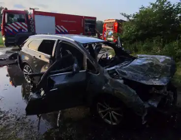 Auto brandt uit op parkeerplaats