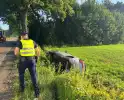 Vrouw raakt met auto van de weg en belandt in sloot