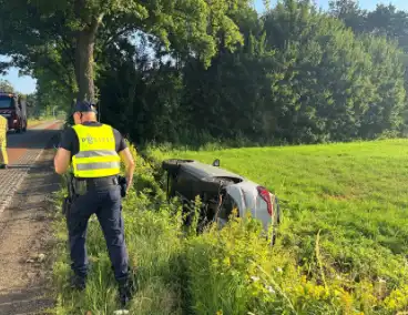 Vrouw raakt met auto van de weg en belandt in sloot