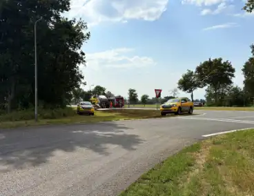 Brandweer blust auto brand twee keer