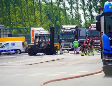 Heftruck volledig uitgebrand