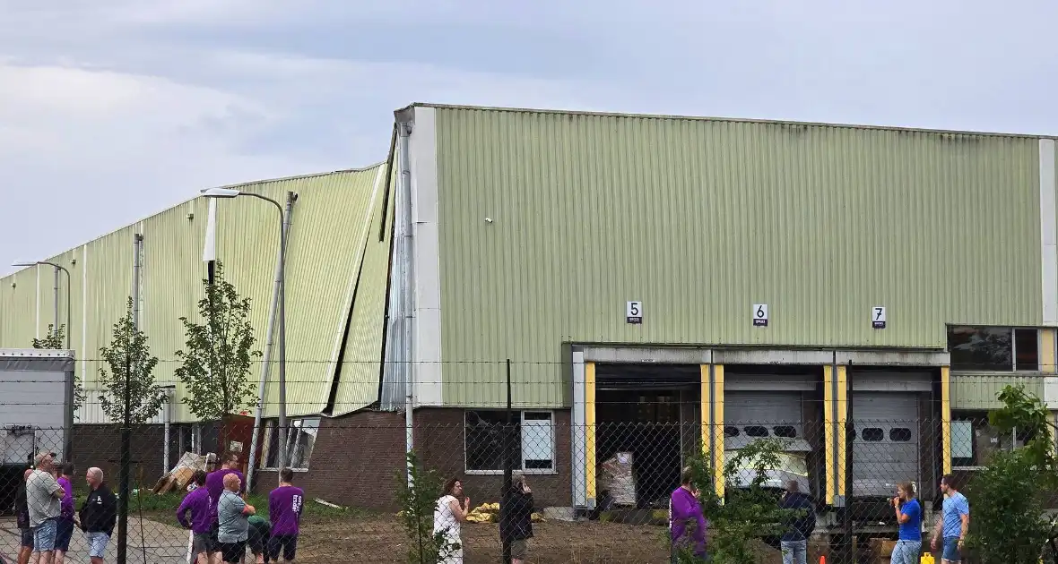 Ravage door noodweer, dak stort in