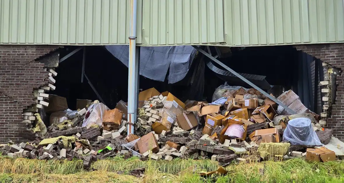 Ravage door noodweer, dak stort in - Foto 1