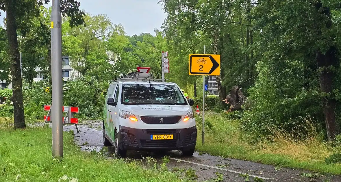 Ravage door noodweer, dak stort in - Foto 7