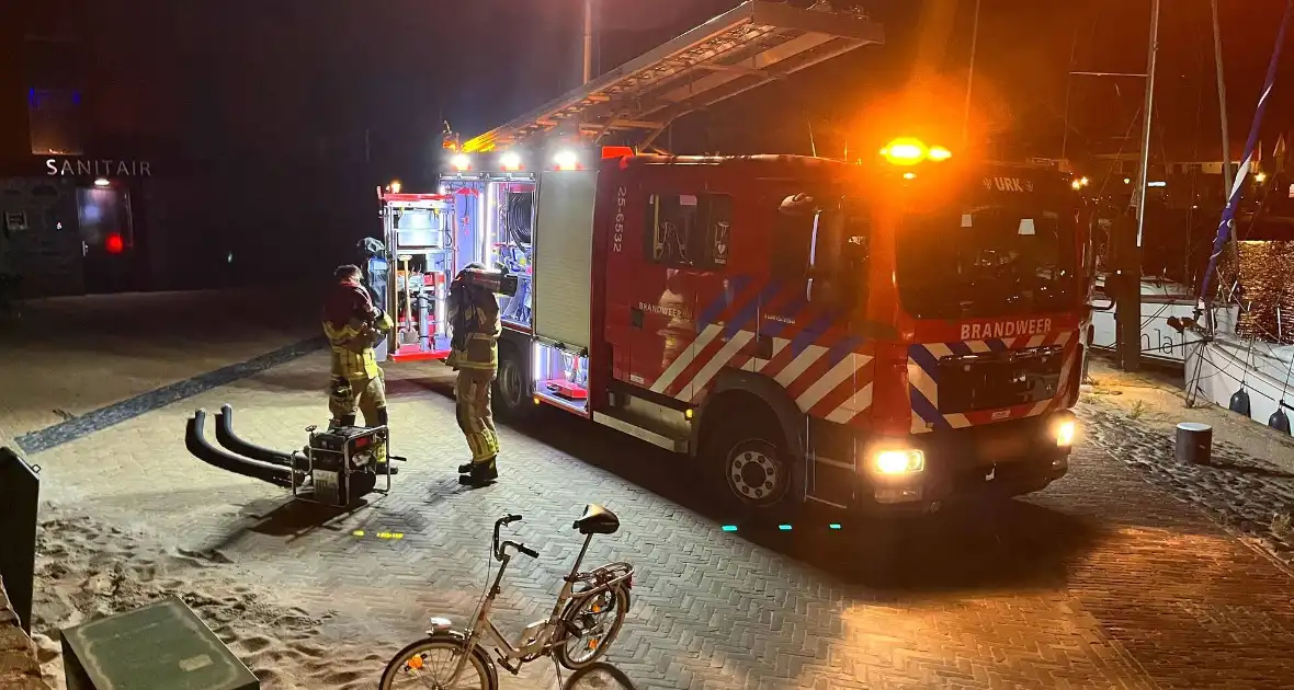 Brandweer dicht lek in schip