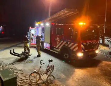 Brandweer dicht lek in schip