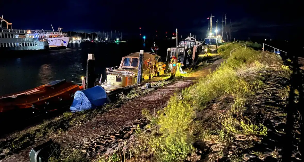 Brandweer dicht lek in schip - Foto 2