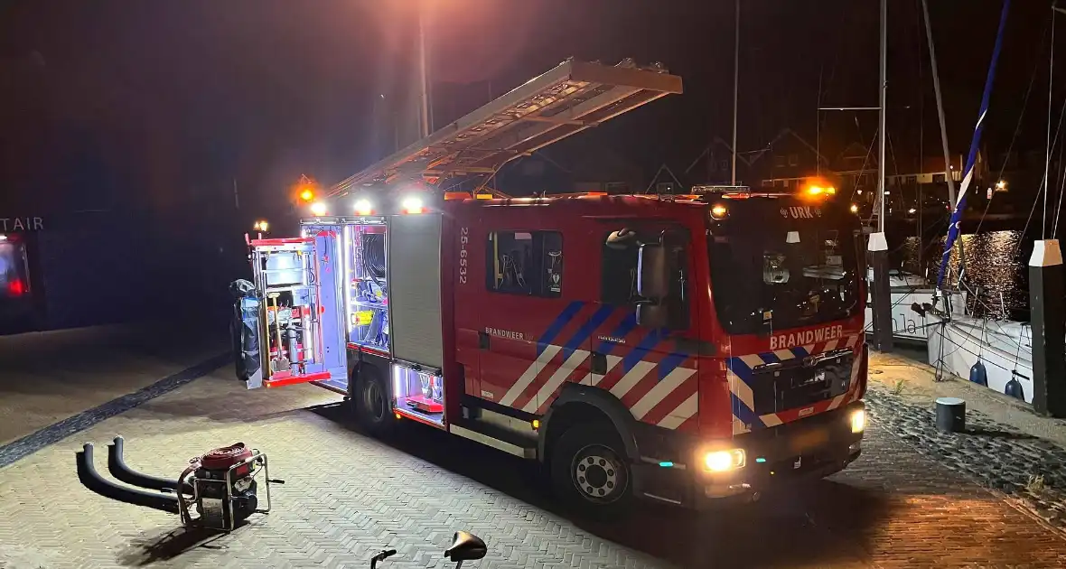 Brandweer dicht lek in schip - Foto 3