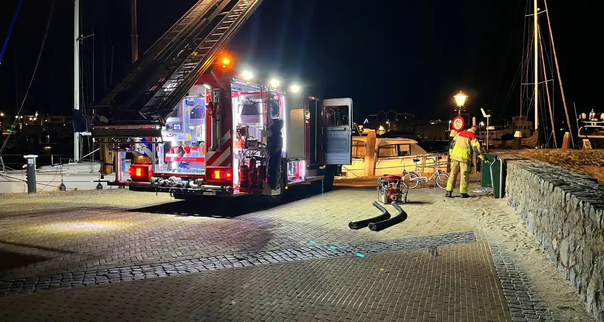 Brandweer dicht lek in schip - Foto 4