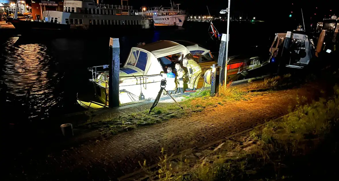 Brandweer dicht lek in schip - Foto 6