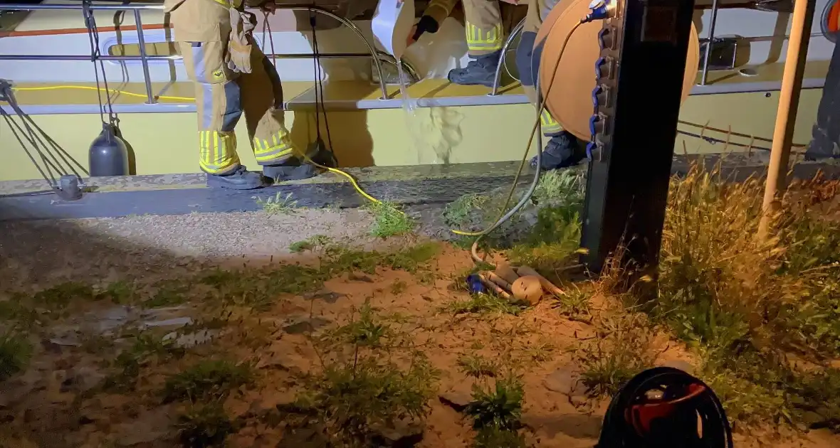 Brandweer dicht lek in schip - Foto 8