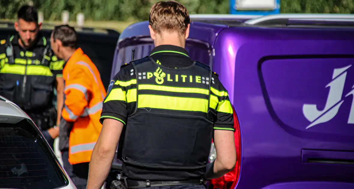 Voertuigen komen in botsing, geen gewonden - Foto 3