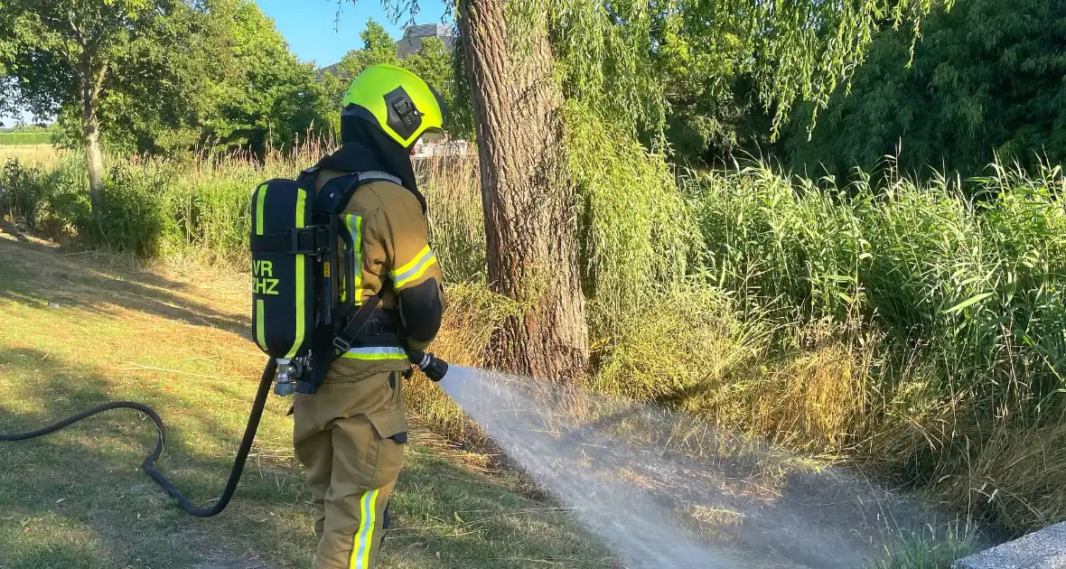 Vlammen gedoofd door buurtbewoners - Foto 1