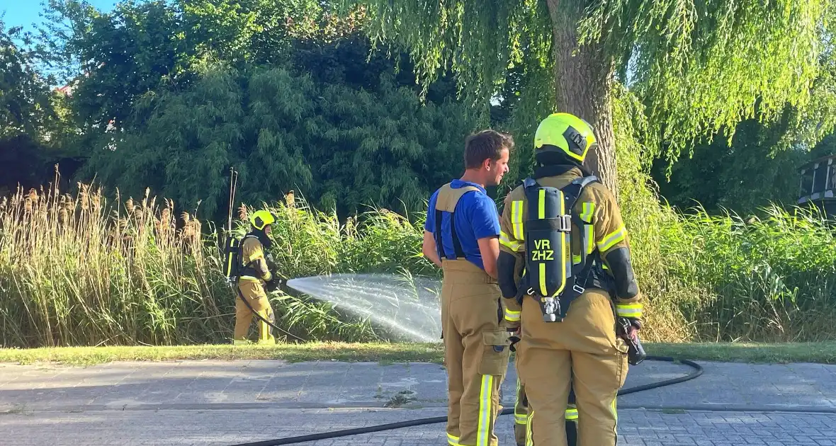 Vlammen gedoofd door buurtbewoners - Foto 4