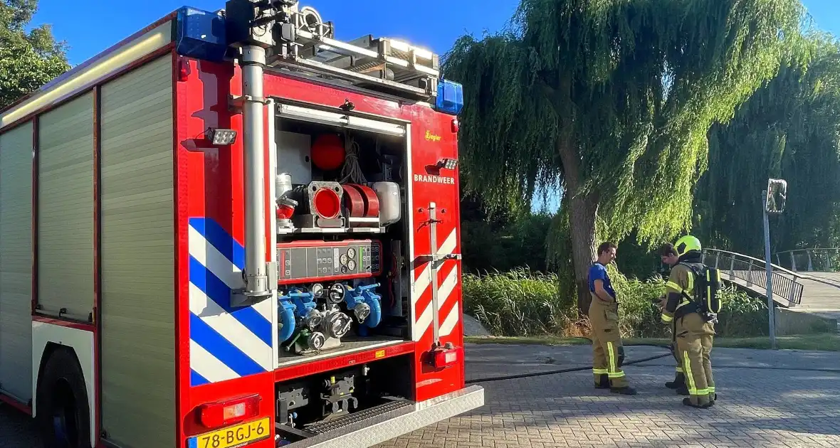 Vlammen gedoofd door buurtbewoners - Foto 5